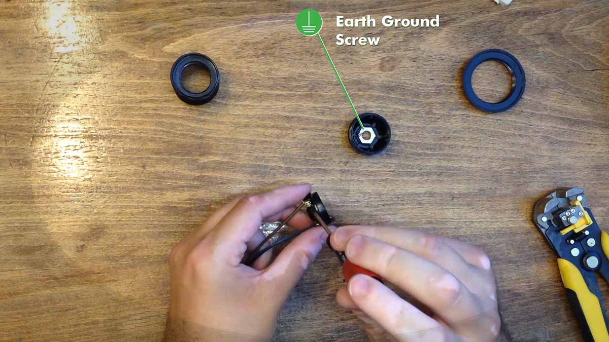 How to unlock and install an E27 Lampholder to a lamp Made2Hack